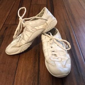 Nfinity evolution cheer shoes